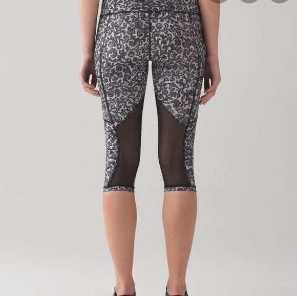 Lululemon Outrun 17" Crop Leggings - Picture 1 of 15